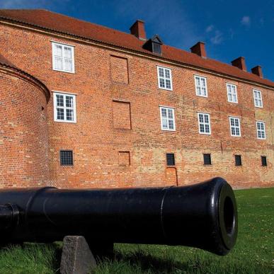 Kanon foran Sønderborg Slot