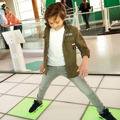 Kinder spielen im Testlabor im Universe Science Park