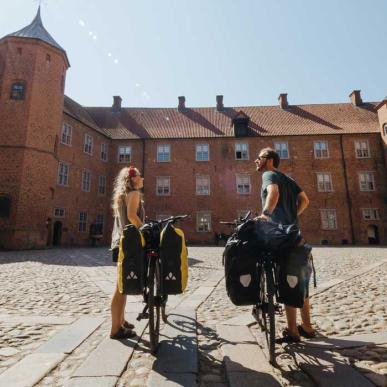 Paar mit Fahrrädern im Park am Schloss Sønderborg