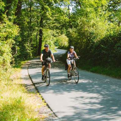 Ein Pärchen fährt Fahrrad im Wald um Aabenraa