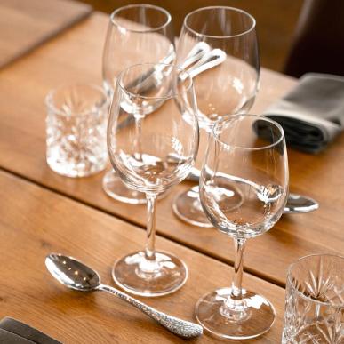 Gedeckter Tisch im Restaurant Marsk bei Marsk Camp