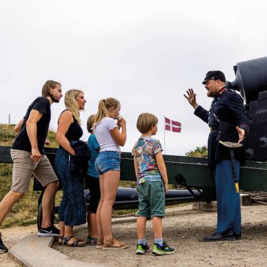 Familie med en kanon på Historiecenter Dybbøl Banke
