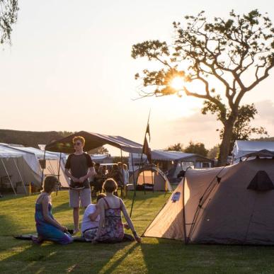 Gemütliches Camping im Sonnenschein bei Gammelbro Camping