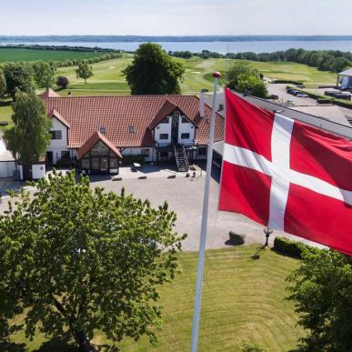 Luftfoto af Benniksgaard Hotel med golfbane og Gendarmstien i baggrunden