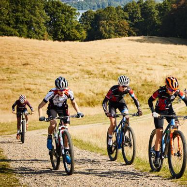 Fire mountainbikeryttere på grussti ved Haderslev Dam og Pamhule Skov