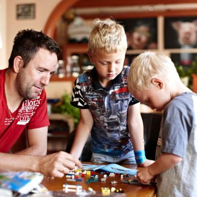 Familie hygger sig ved Danhostel Sønderborg Vollerup