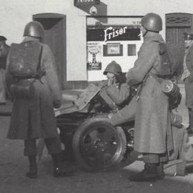 Archivfoto von Soldaten und Kindern bei der Hertug Hans Kirche in Haderslev 9. April 1940