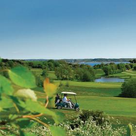 Benniksgaard Golf Klub mit dem Flensborg Fjord im Hintergrund