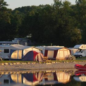 Camping am Wasserrand bei Lærkelunden Camping