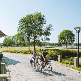 Radfahrer bei der Slotsmølle am Schloss Brundlund