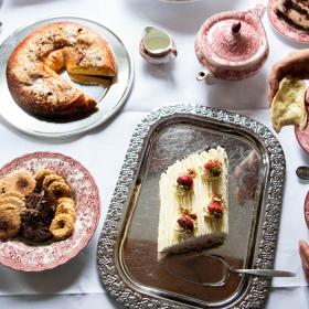 Tisch mit Kringeln, Sahnetorte und Plätzchen beim Sønderjysk Kagefestival (südjütländischen Kuchenfestival)