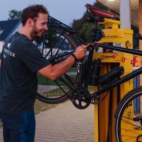 Bike Station in Benutzung bei Gammelmark Strand Camping