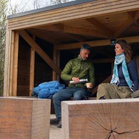 Zwei Personen in einem Shelter am Marksti