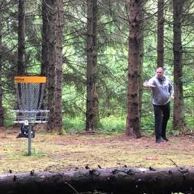 Disc Golf im Wald