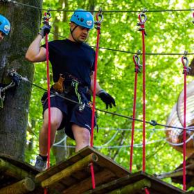 Junges Pärchen klettert in High Park Sønderjylland