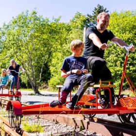 Kinder und Erwachsene auf Schienenfahrrädern in Aabenraa