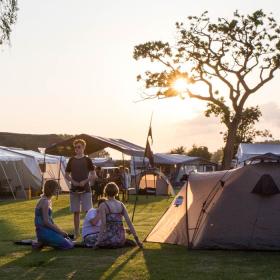 Gemütliches Camping im Sonnenschein bei Gammelbro Camping