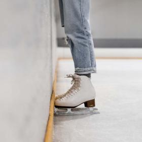 Skøjter på isen i Frøs Arena i Vojens