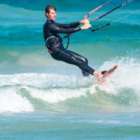 Kitesurfer på vandet