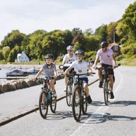 Familie på cykeltur ved Kollund i Sønderjylland