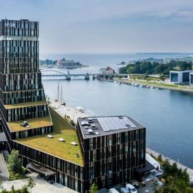 Luftfoto af Alsik med Alssund i baggrunden