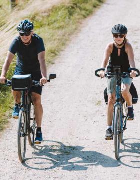 Paar fährt Fahrrad auf Aarø