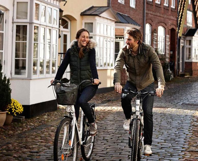 Par cykler i en af de gamle gader i Tønder