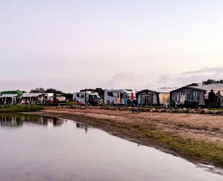 Campingwagen und Autocamper am Wasser bei Lærkelunden Camping