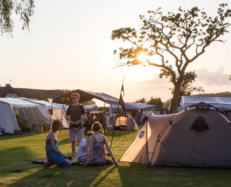 Gemütliches Camping im Sonnenschein bei Gammelbro Camping