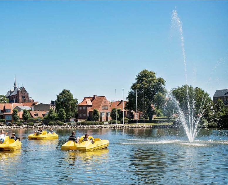 Tre vandcykler ved springvandet i Haderslev Dam