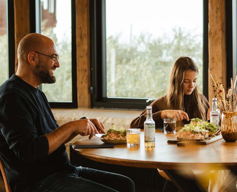 Far, mor og børn får frokost på Restaurant Marsk