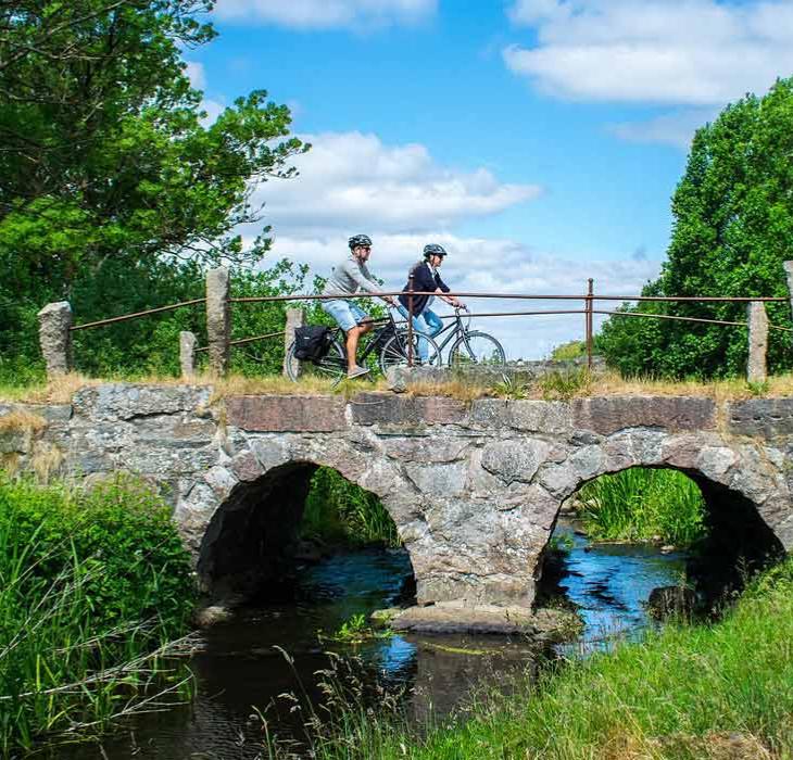Radfahren auf der Brücke über den Gejlå