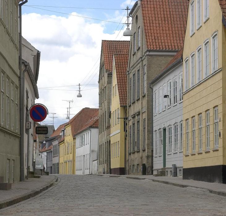 På billedet ser du Slotsgaden med de mange gamle huse.