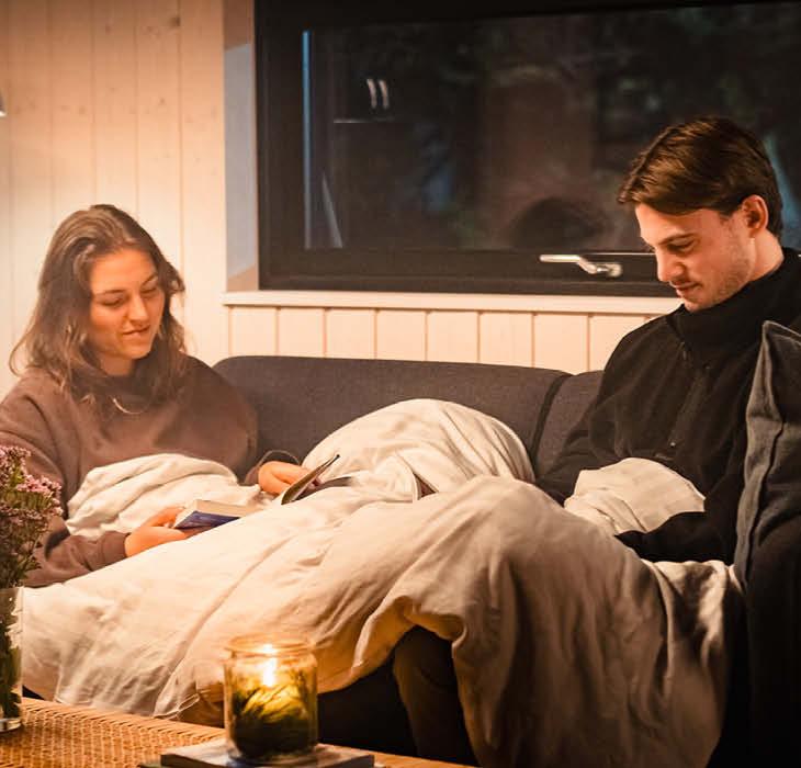 Vinterstemning med par i sommerhus