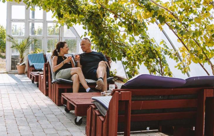 Par nyder et glas vin på Aarø Vingård